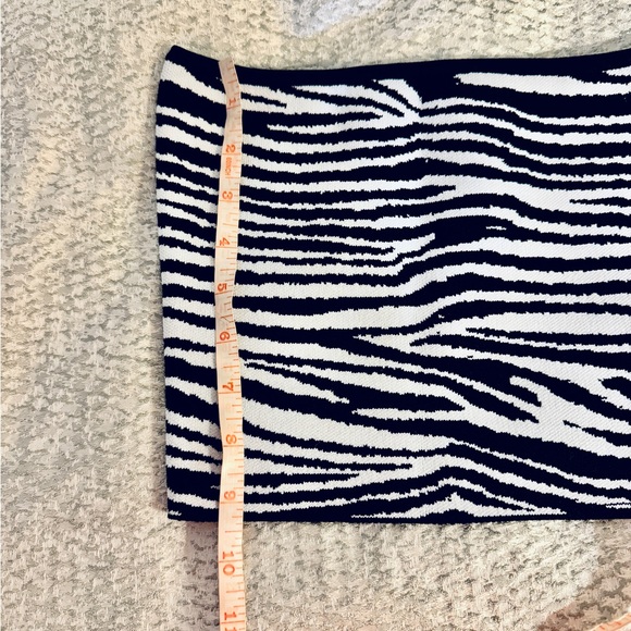 💥Clearance!!💥 Aritzia Babaton strapless cropped bandeau top animal zebra print - Picture 8 of 8